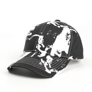 Détail de la casquette de baseball en coton tie-dye avec imprimé graffiti noir et blanc