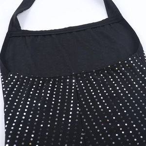 Détail du tissu en maille noire avec sequins argentés sur le col licou sexy