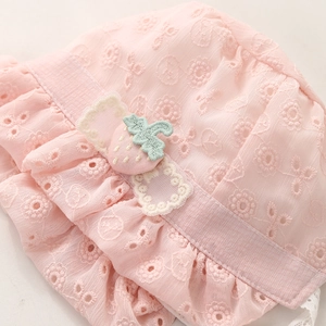 Chapeau de soleil rose pour bébé en broderie anglaise avec fraise et volants