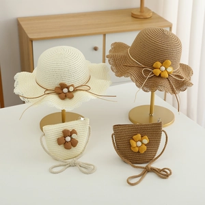 Süßes Kinder-Strohhut- und Taschenset mit Blumenakzenten in Creme-Weiß und Khaki