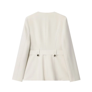 Détail de l'arrière d'un blazer blanc cassé avec sangle de taille et boucles dorées