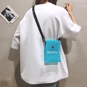 Borsa a tracolla gelatina blu trasparente con scritta Beautiful indossata da modella
