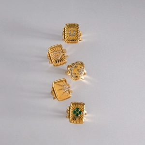 Vintage Goldene Medaillon-Ringe mit Glückshufeisen und Herzmustern im 45-Grad-Winkel