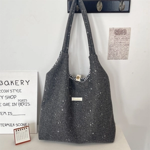 Détail du sac cabas en feutre gris avec motif étoile, bouton pression et doublure tissée