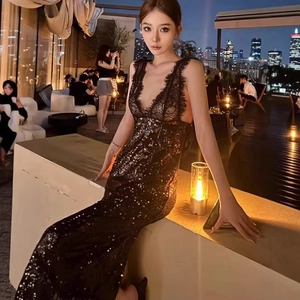 Robe moulante noire à paillettes avec dentelle et col en V pour les soirées habillées