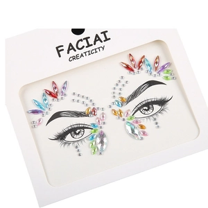 Bijoux de visage en strass colorés pour festivals avec gemmes variées sur carte blanche