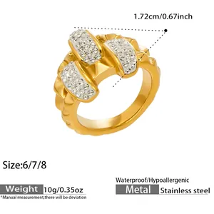 Détail de la bague en acier inoxydable doré avec incrustation de zircons 5A et taille