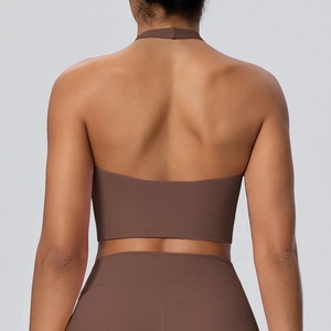 Dettaglio del reggiseno sportivo marrone caffè con scollatura all'americana e schiena nuda