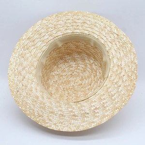 Détail de l'intérieur d'un chapeau de paille avec bande de confort et tissage fin