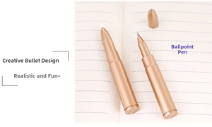 Dettaglio di penne a sfera creative a forma di proiettile su un taccuino a righe
