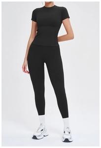 Ensemble de fitness noir sans couture pour femme avec haut court et leggings de yoga