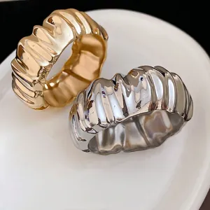 Bracelet jonc ouvert à texture froissée minimaliste en finitions métal doré et argenté