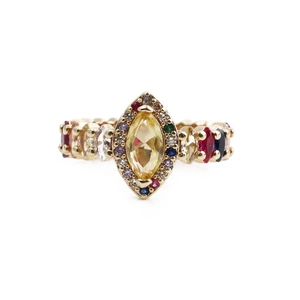Détail d'une bague dorée ajustable avec pierre centrale jaune et zircons multicolores