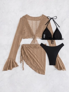 Détail d'un ensemble bikini 4 pièces avec haut en résille et jupe portefeuille en dentelle