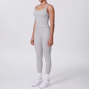 Détail d'un ensemble de yoga gris clair brossé avec legging de compression taille haute