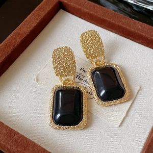 Vintage Ohrringe mit rechteckigem schwarzem Stein und goldener Hammerschlag-Struktur