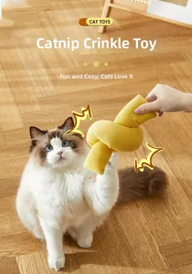 Katzenminze-Spielzeug aus gelbem Cord mit Knisterpapier auf hellem Holzboden