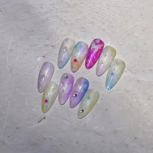 Détails de faux ongles amande avec motif papillon et dégradés nacrés élégants