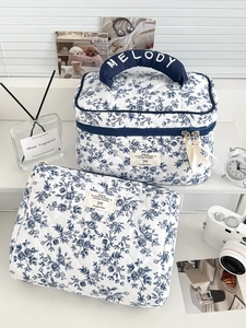 Set de trousses de maquillage matelassées à fleurs bleues avec poignée et fermeture éclair