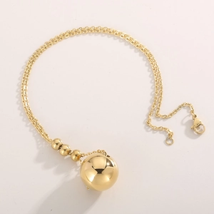 Detailaufnahme eines goldenen Titanstahl-Perlenarmbands mit poliertem Kugelanhänger