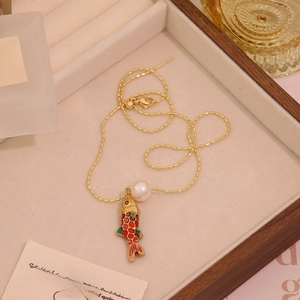 Collier à billes dorées avec pendentif carpe koï coloré et détail en perle