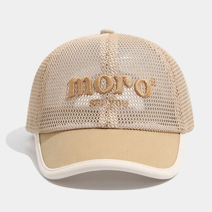 Vue détaillée de la casquette beige enfant en maille avec broderie moro