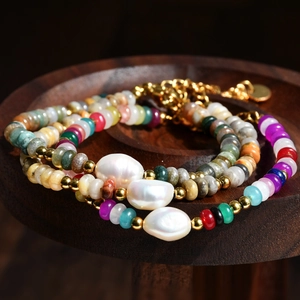 Bracelet bohème en pierres naturelles colorées et perles d'eau douce en acier doré