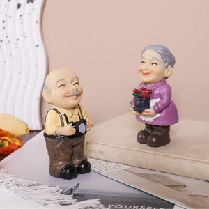 Statuine coppia anziani nordici in resina con macchina fotografica per regalo