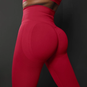 Gros plan sur un legging de yoga rouge sans couture à taille haute avec effet galbant