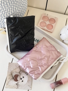 Quilted bow patterned coin purses in black and pink for portable cosmetics and earphones