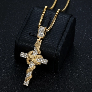 Collier avec pendentif croix en acier inoxydable doré, serpent enroulé et strass brillants