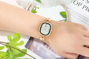Vue détaillée de la montre quartz Tadi avec lunette en strass et cadran effet marbre
