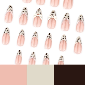 Faux ongles amande style français avec motif léopard, perles et nœuds 3D blancs