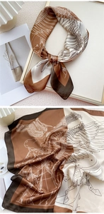 Détail du foulard carré en soie avec motif artistique de cheval mécanique en beige