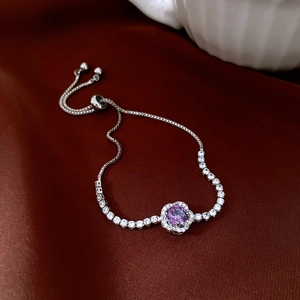Gros plan du bracelet bolo ajustable avec pierre ronde violette et serti pavé halo