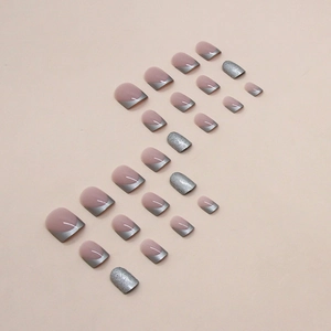 Unghie finte French argento metallizzato con glitter su base rosa nude