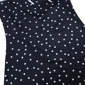 Détail du tissu à pois noirs et blancs avec des cordons de serrage blancs délicats