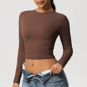 Détail de ce crop top de yoga marron à manches longues en tissu de compression mat premium