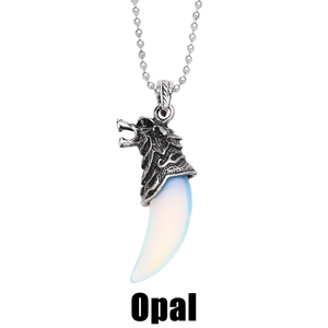 Detail van wolfskop hanger met opaal tandsteen en zilverkleurige kralenketting