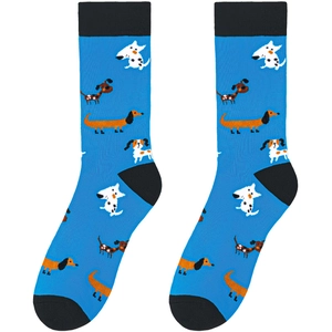 Détail du tricot des chaussettes bleues avec motifs de teckels et chiens colorés