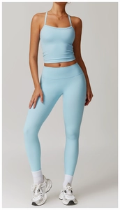 Vue détaillée d'un ensemble de yoga bleu clair avec débardeur ajusté et legging taille haute