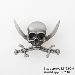 Détail d'une broche crâne de pirate vintage en argent avec dimensions de 3,6x2,9 cm