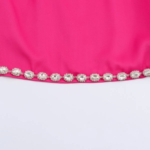 Elegantes rosenrotes Set mit Puffärmeln und Details aus Kristall-Strassketten-Besatz