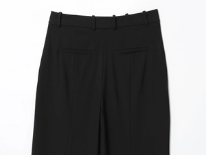 Vue détaillée de l'arrière d'un pantalon de costume noir avec poche et passants