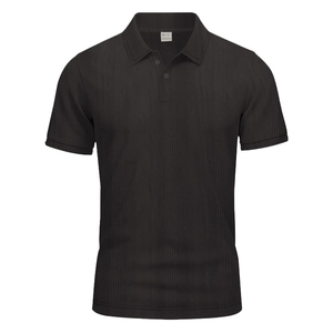 Gros plan du polo pour hommes gris foncé montrant la texture gaufrée et l'étiquette du col