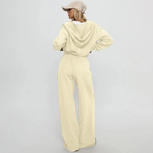 Vue de dos du pantalon large à cordon de serrage crème et du sweat à capuche décontracté