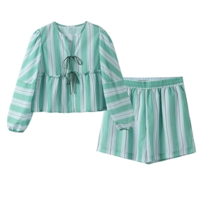 Détail d'un ensemble deux pièces à rayures vertes avec haut à col V et short assorti