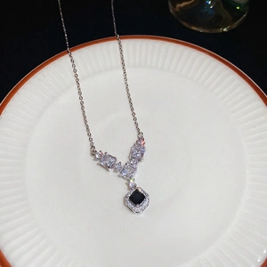 Elegante collana a Y in argento con zirconi quadrati scintillanti e pendente in pietra nera
