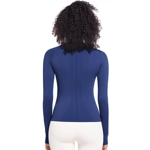 Vista posteriore della maglia da yoga blu navy a maniche lunghe con texture ergonomica