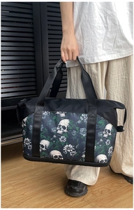 Vista dettagliata di una borsa sportiva nera con stampa teschio e fiori personalizzata